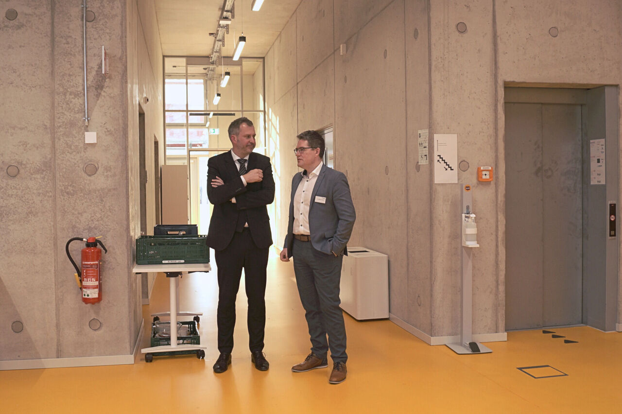 Cottbuser Oberbürgermeister Tobias Schick und Dr. Steffen Ortmann (Leitung Thiem Research GmbH) im Gespräch vor dem Abschlussplenum